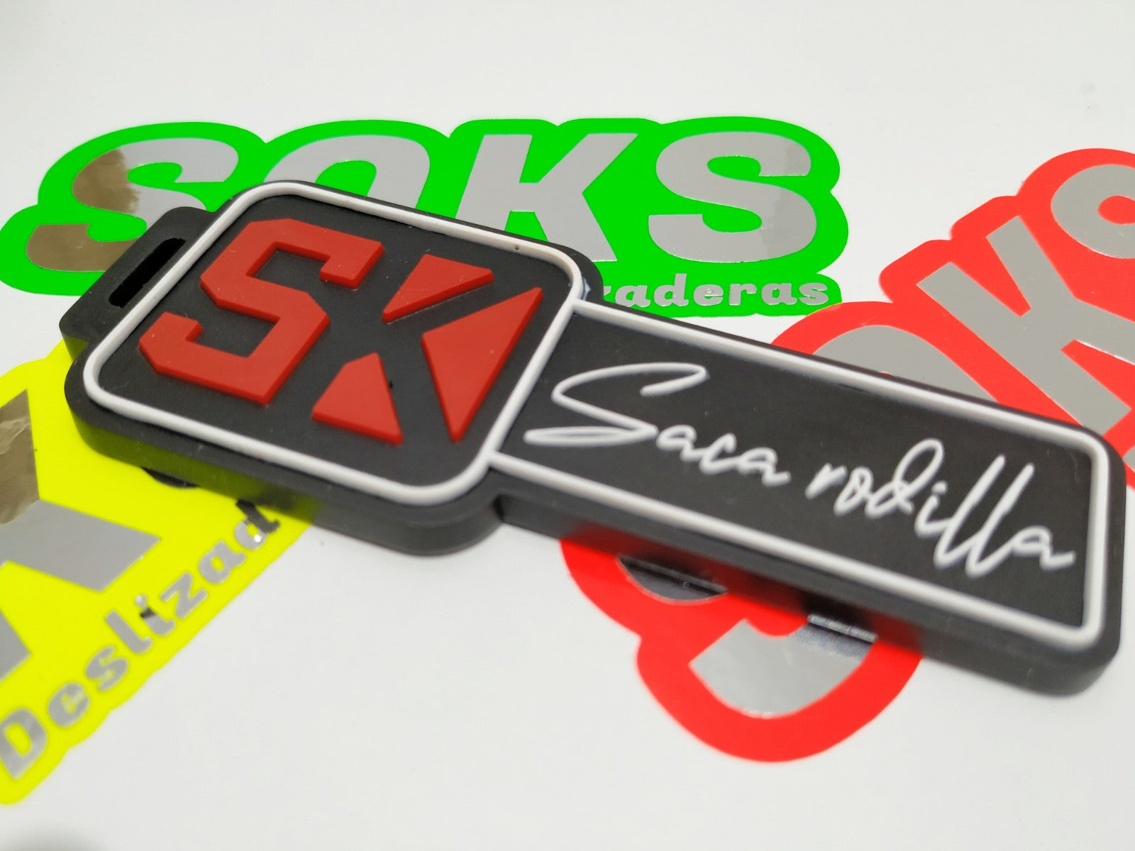 PORTE-CLÉS | SK SOKS PULL GENOU NOIR ET ROUGE