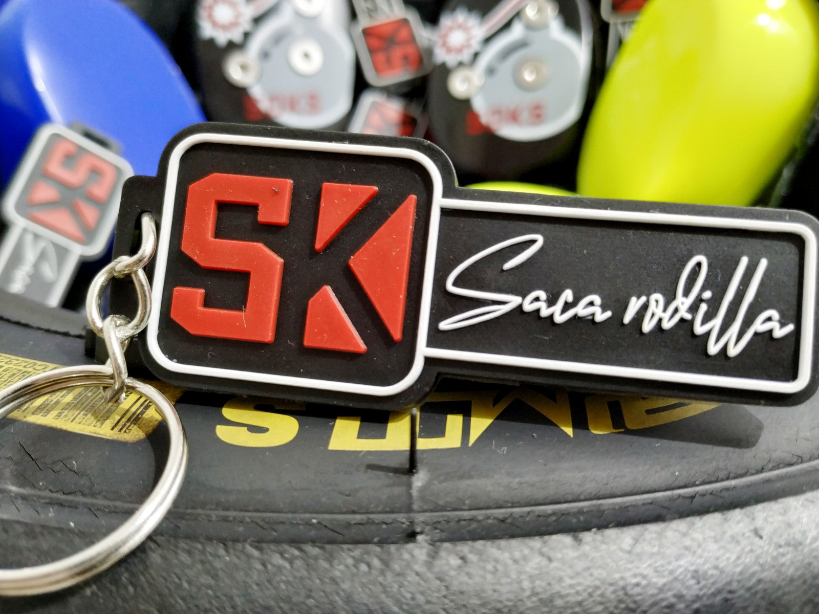 PORTE-CLÉS | SK SOKS PULL GENOU NOIR ET ROUGE